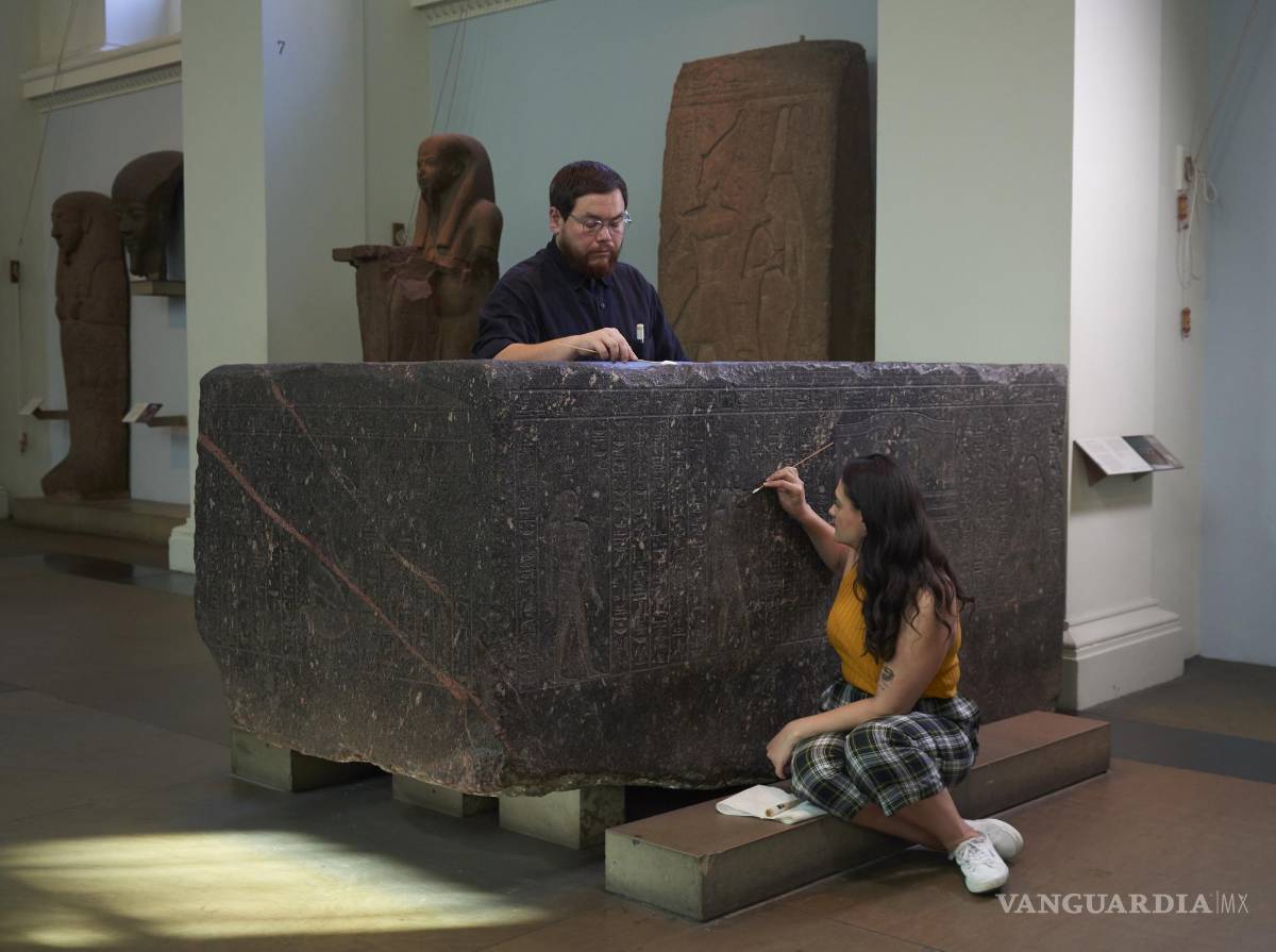 $!La conservadora jefe del MB, Stephanie Vasiliou, y un estudiante limpian ‘La cuenca encantada’.