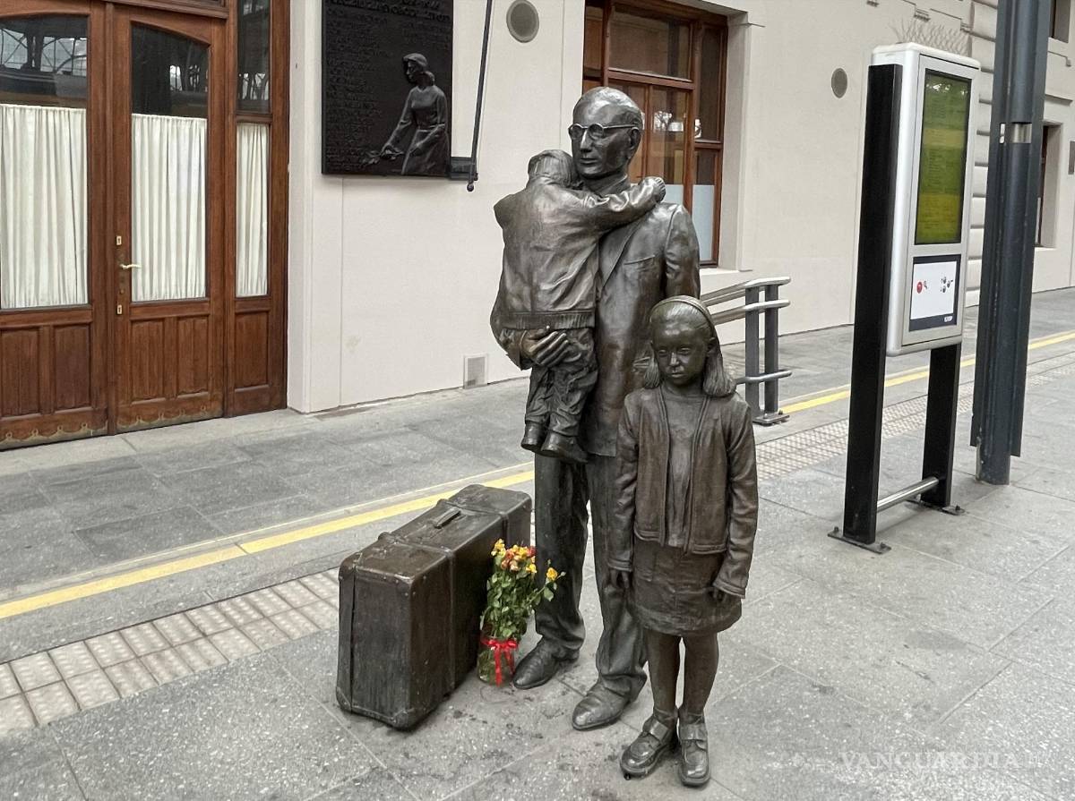 $!Escultura de Nicholas Winton en la Estación Central de Trenes de Praga.