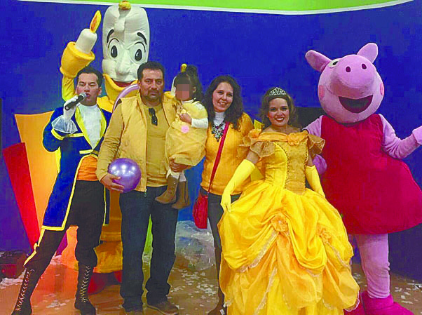 Reaparece ex sacerdote de Saltillo... acompañado de su hija y esposa