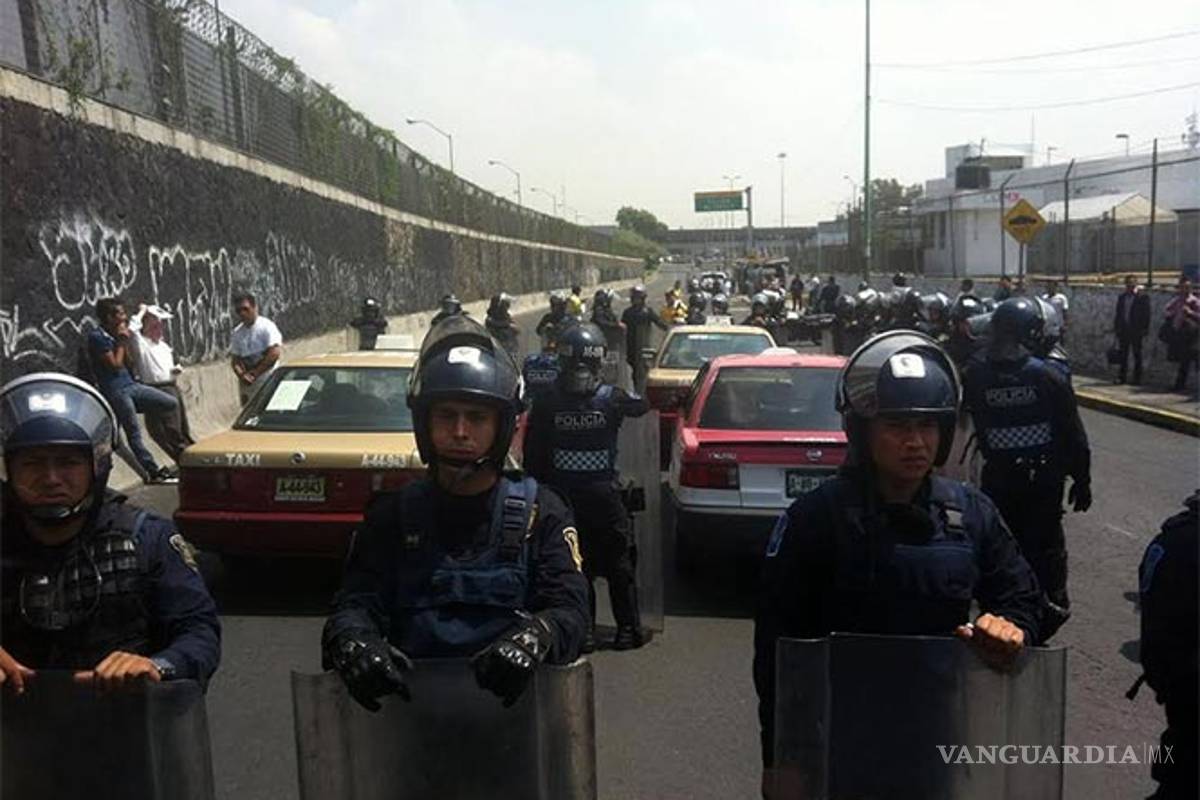 Se enfrentan taxistas y policías en inmediaciones de CU