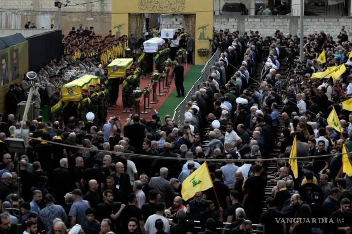 ¿Quién está detrás de las miles de explosiones de radios portátiles de Hezbolá?