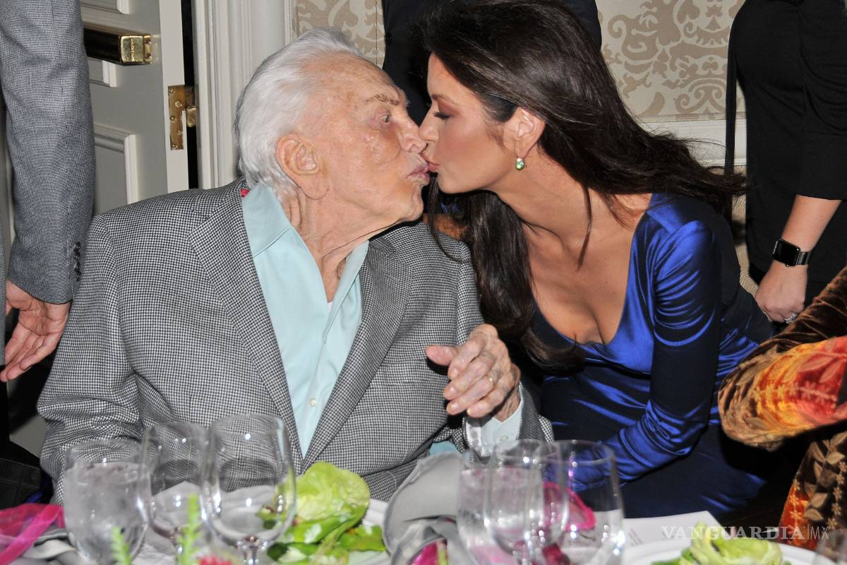 Catherine Zeta Jones besa en la boca a su suegro Kirk Douglas de 100 años de edad
