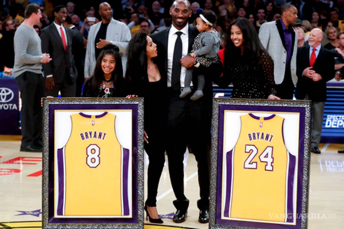 Los Lakers retiran los números 8 y 24 de Kobe Bryant