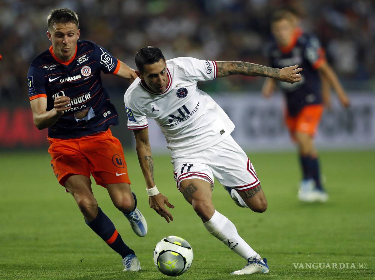 $!Arnaud Souquet (i) de Montpellier HSC y Angel Di Maria (d) de PSG en acción durante el partido de fútbol de la liga 1 en el estadio La Mosson en Montpellier.
