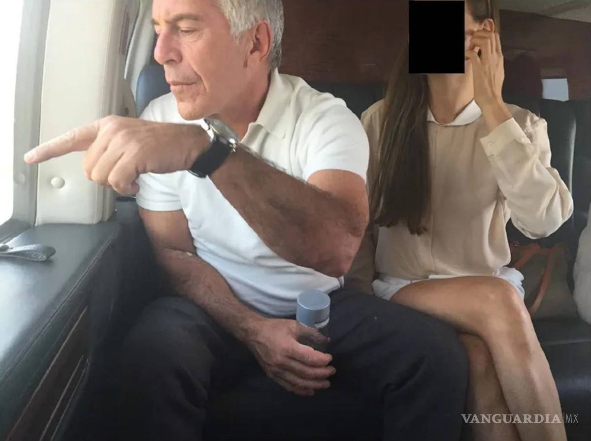$!Fotografía publicada por los demócratas del Comité de Supervisión de la Cámara Baja, que muestra a Jeffrey Epstein (i) con una mujer no identificada en un avión.