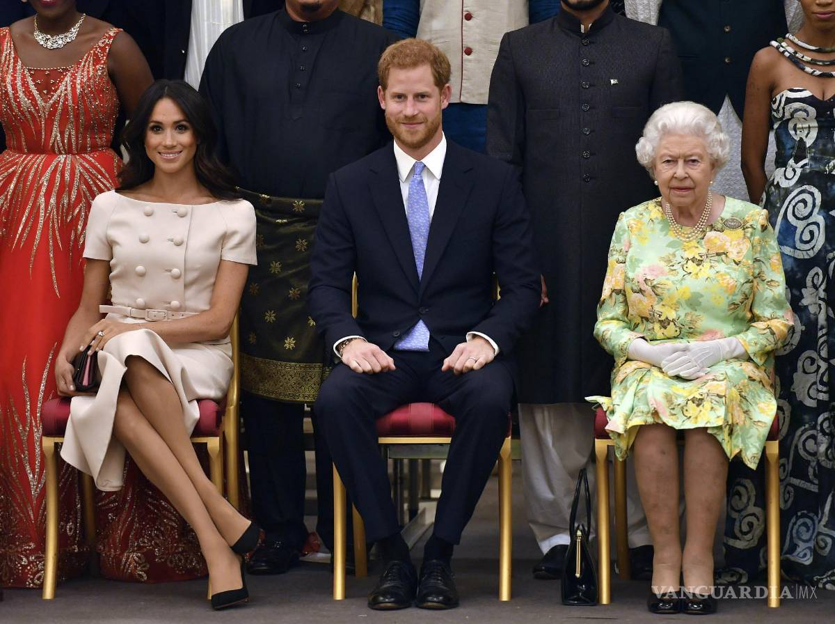 $!Imagen del martes 26 de junio de 2018, la reina Isabel, el príncipe Harry y Meghan, duquesa de Sussex en la ceremonia de entrega de premios a los jóvenes líderes.