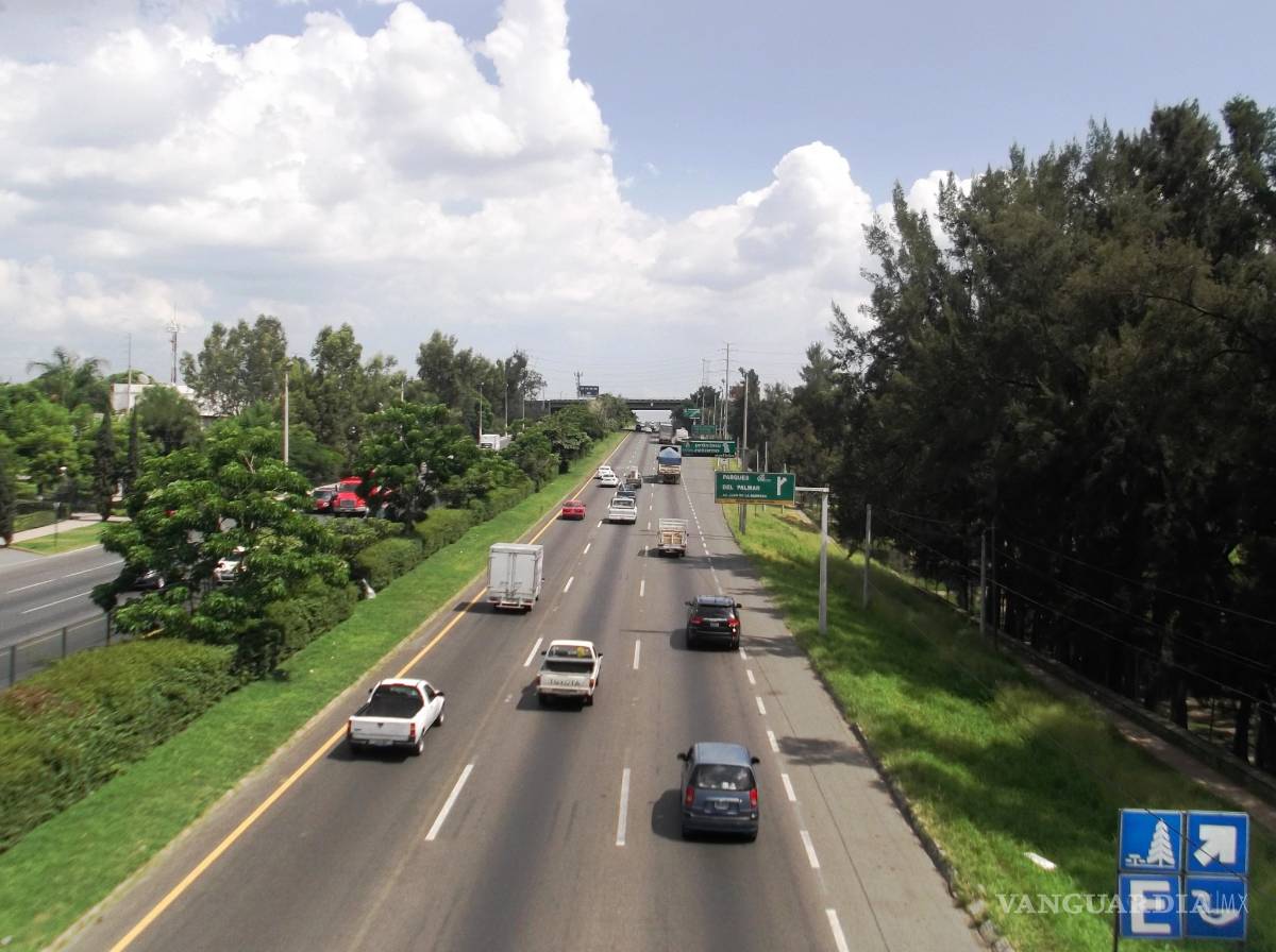$!El nuevo contrato millonario del 'Canelo' podría mantener durante un año las carreteras de 27 estados del País y pagar la deuda pública de Jalisco