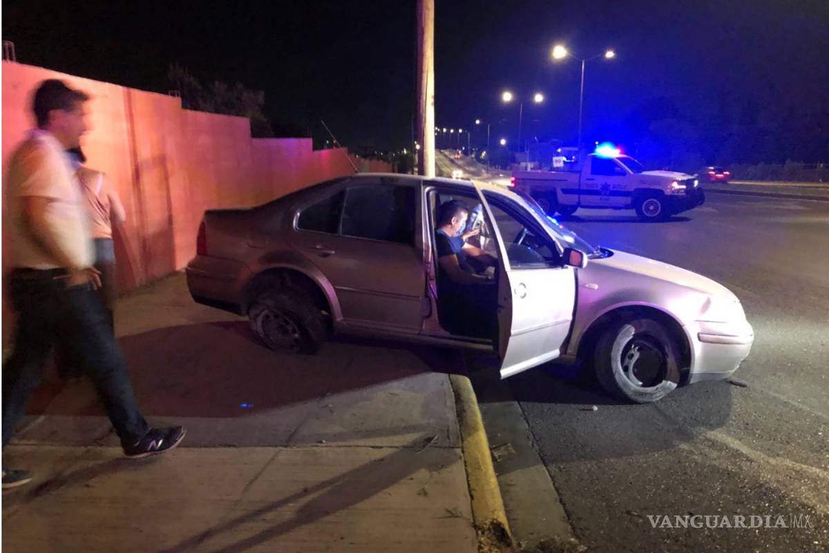 Pierde el control y brinca camellón