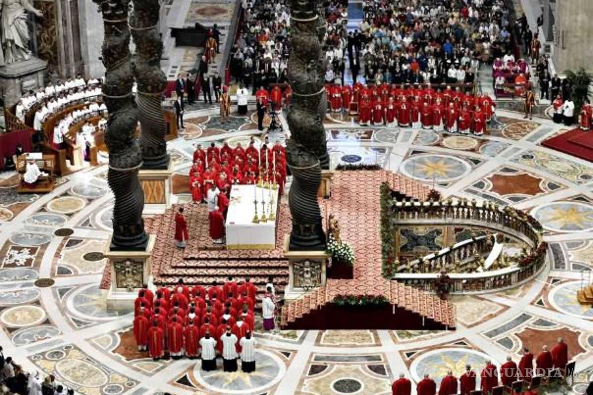 Un hombre desnudo protesta en contra de la guerra en Ucrania en altar de la Basílica de San Pedro