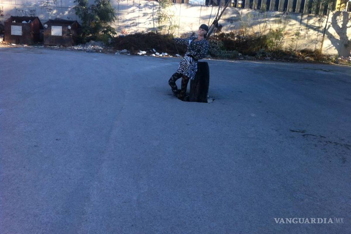 Utilizan un maniquí para alertar sobre un bache en Frontera