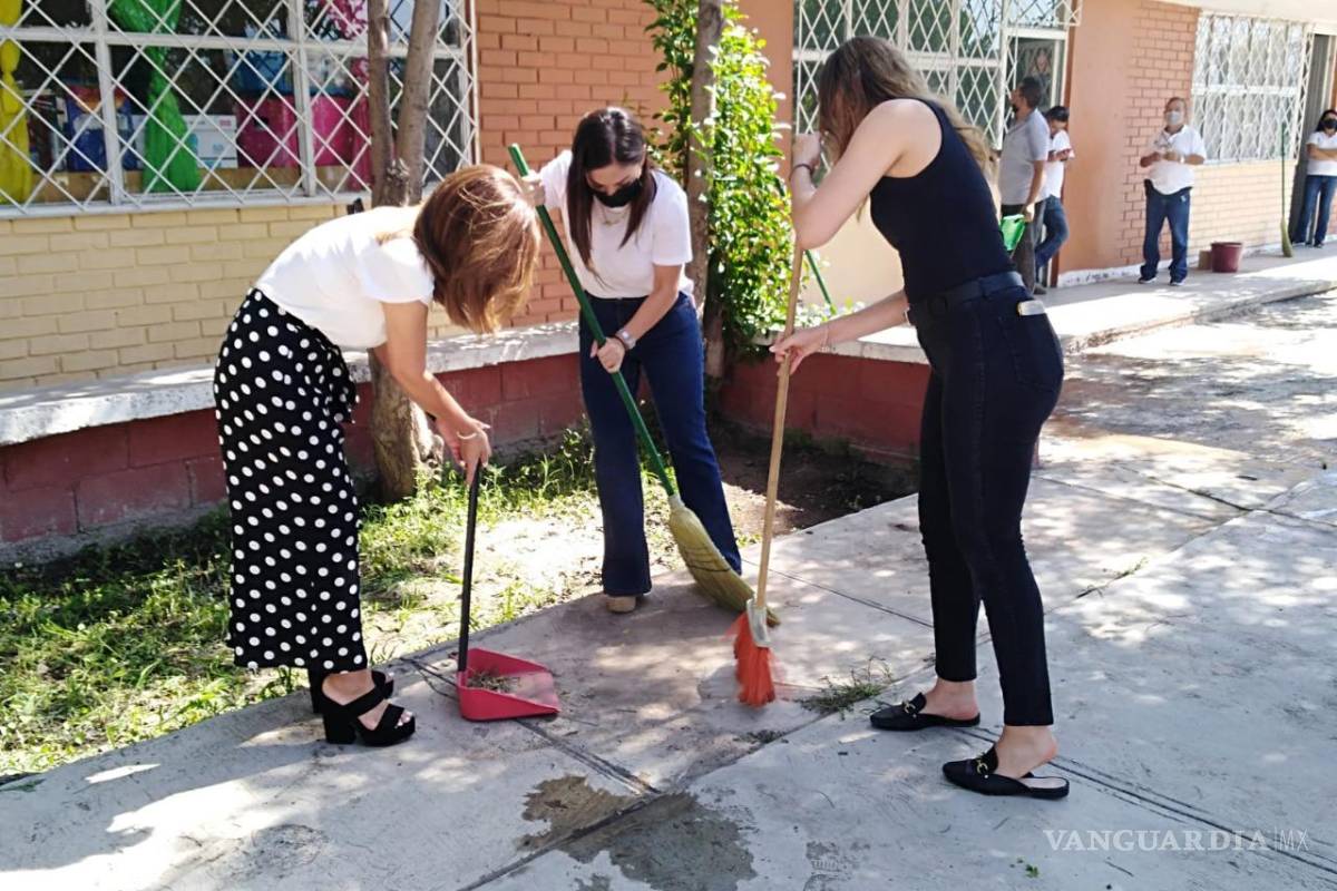 Personal de Cultura limpia plantel escolar en Saltillo