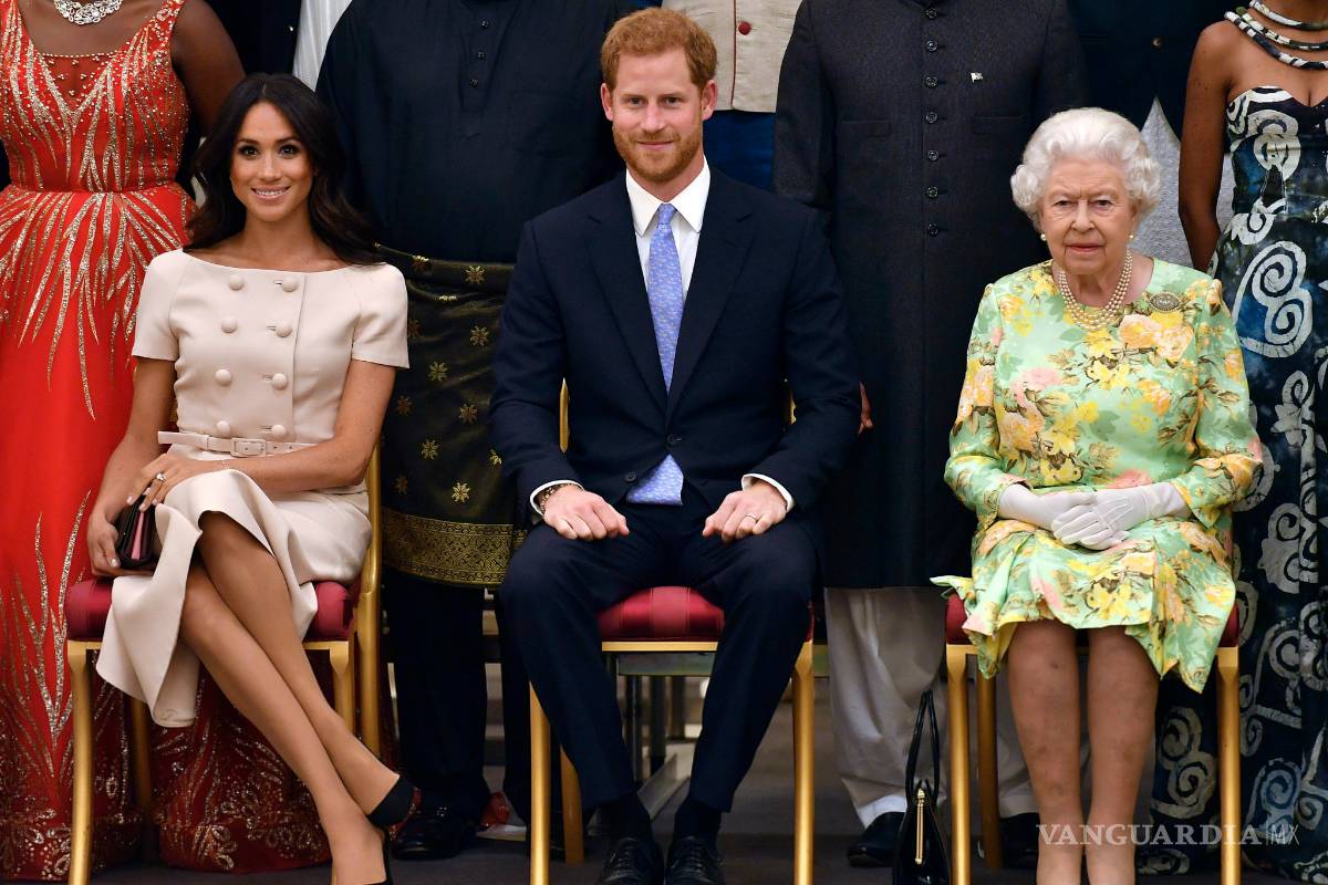 Isabel II pide resolver el estatus de los duques de Sussex, Enrique y Meghan