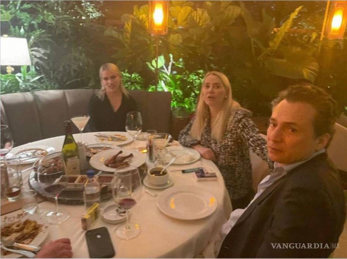 $!Emilio Lozoya Austin, exdirector de Petróleos Mexicanos (Pemex), acusado por la Fiscalía General de la República (FGR) de operaciones con recursos de procedencia ilícita, cohecho y asociación delictuosa, fue captado por la periodista Lourdes Mendoza en la terraza del restaurante chino Hunan, ubicado en las Lomas de Chapultepec. Según las redes sociales, en donde las fotos se hicieron virales, el ex director portaba el brazalete de arresto domiciliario. Cuartoscuro/Lourdes Mendoza/Tomada de redes sociales