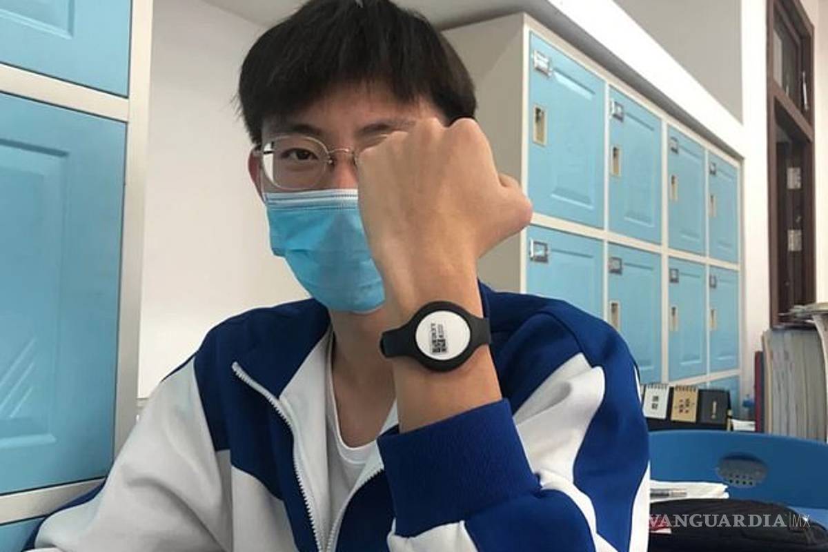 $!Con brazaletes electrónicos miden la temperatura a estudiantes en Pekín