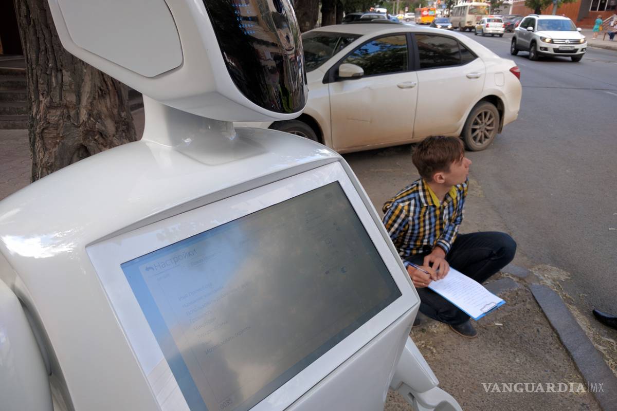 Robot escapa de laboratorio en Rusia, se queda sin batería en el camino