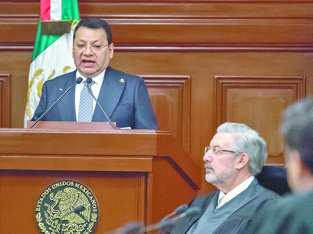 Restaura magistrado Felipe Alfredo Fuentes sus autos en taller del TEPJF