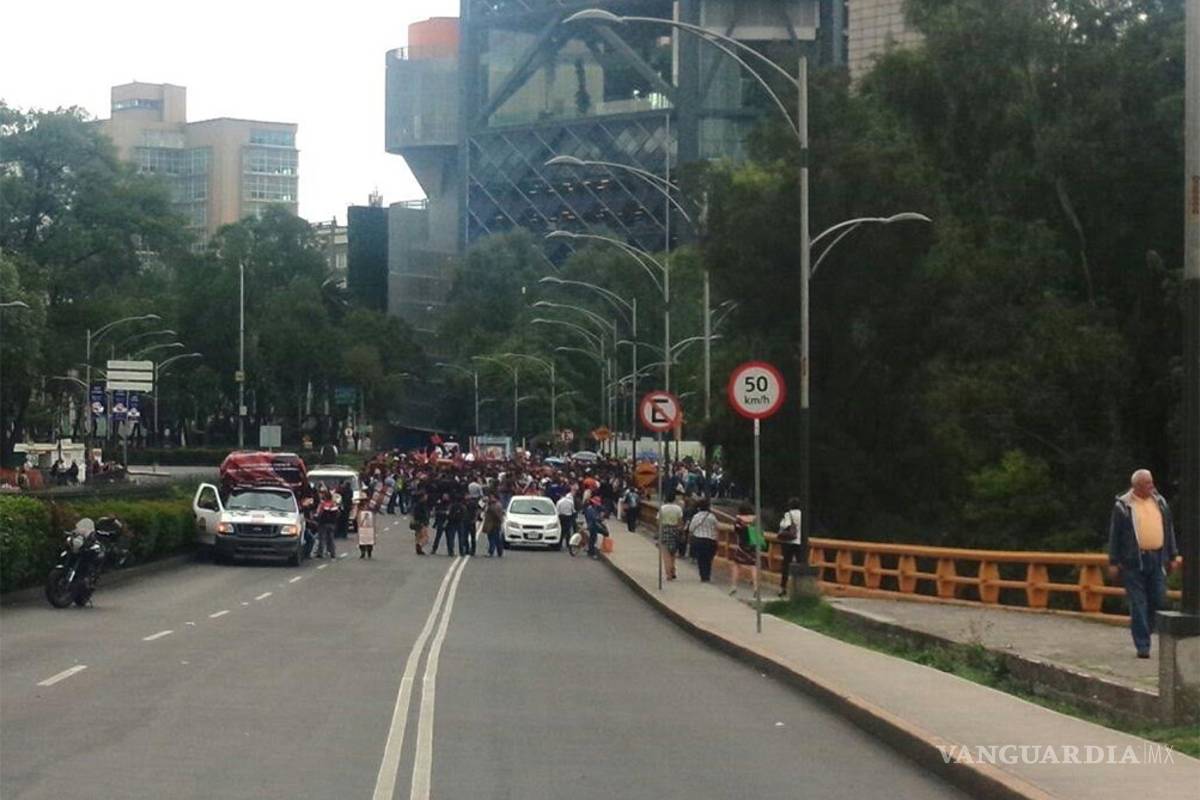 Alumnos del Politécnico marchan hacia Los Pinos