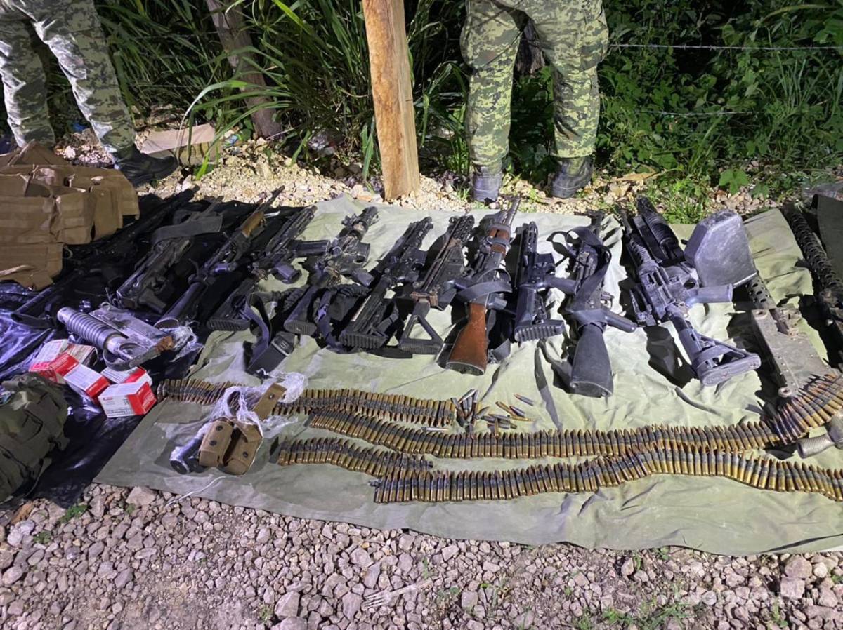 $!Sedena informó la detención de tres personas y el decomiso de armamento; mientras que pobladores se desplazaron a las montañas.