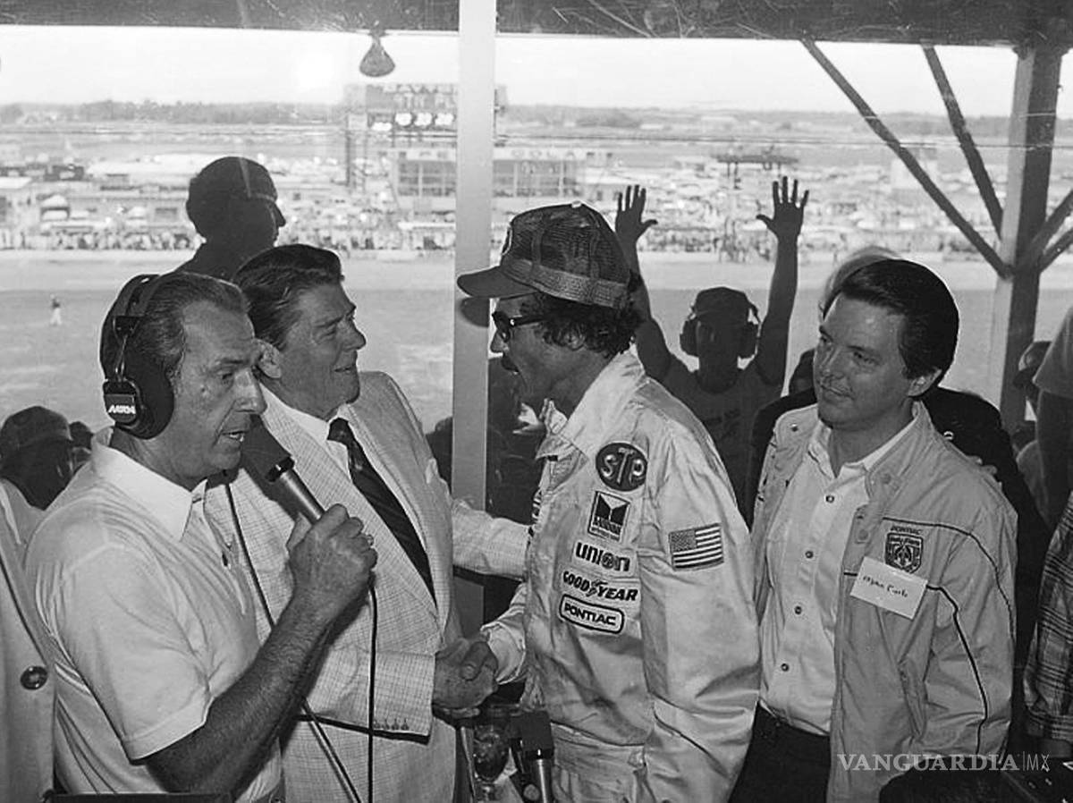 $!El presidente Ronald Reagan felicita al pilot Richard Petty, quien ganó la carrera Firecracker 400 en el Daytona International Speedway el 4 de julio de 1984.