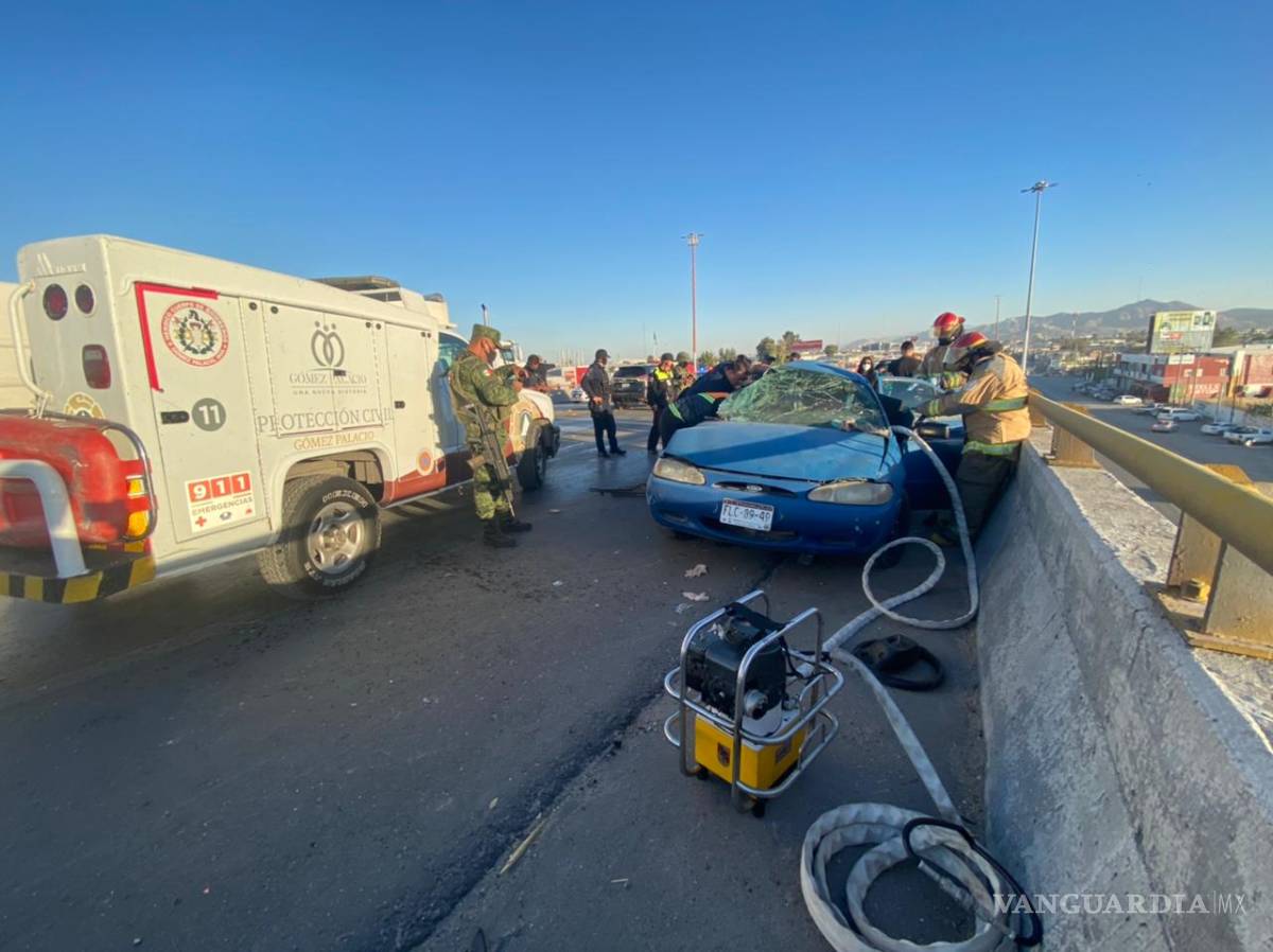 $!Mueren cinco personas al chocar contra estación del Metrobús en Torreón