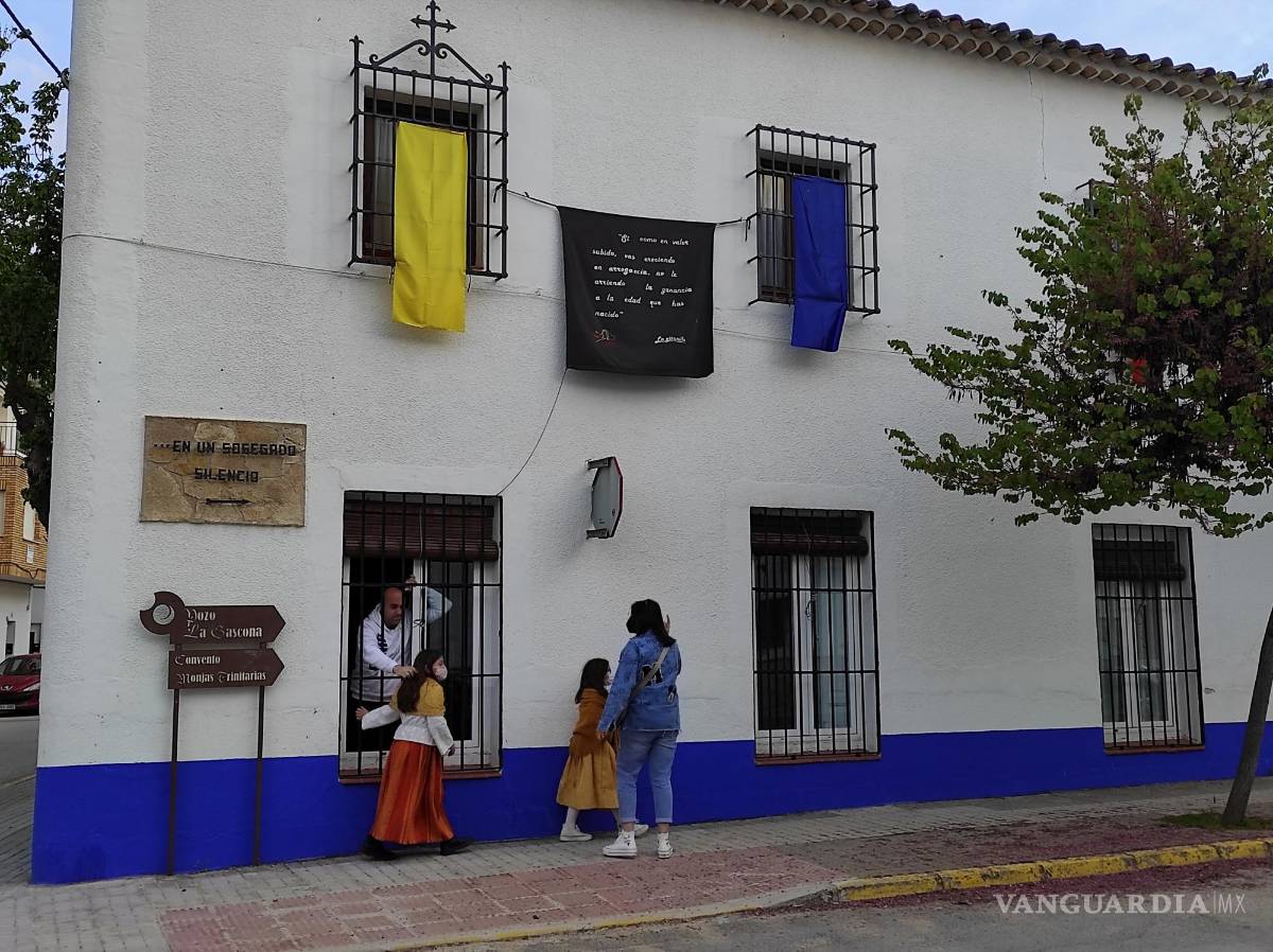 $!Niñas disfrazadas preparadas para participar en uno de los pasacalles que se celebran durante las fiestas populares y las jornadas cervantinas, entre abril y mayo en El Toboso (Toledo). EFE/Amalia González Manjavacas