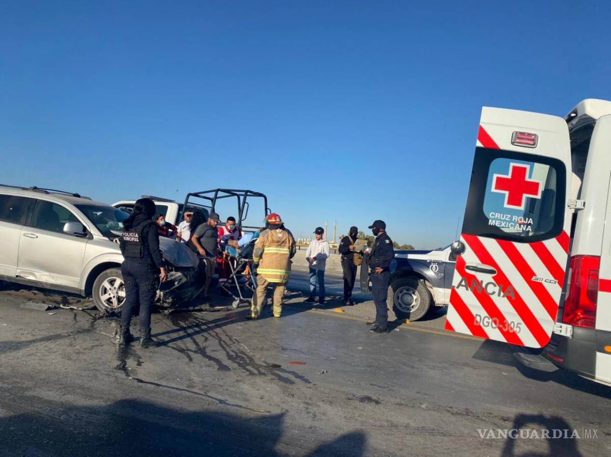 $!Mueren cinco personas al chocar contra estación del Metrobús en Torreón