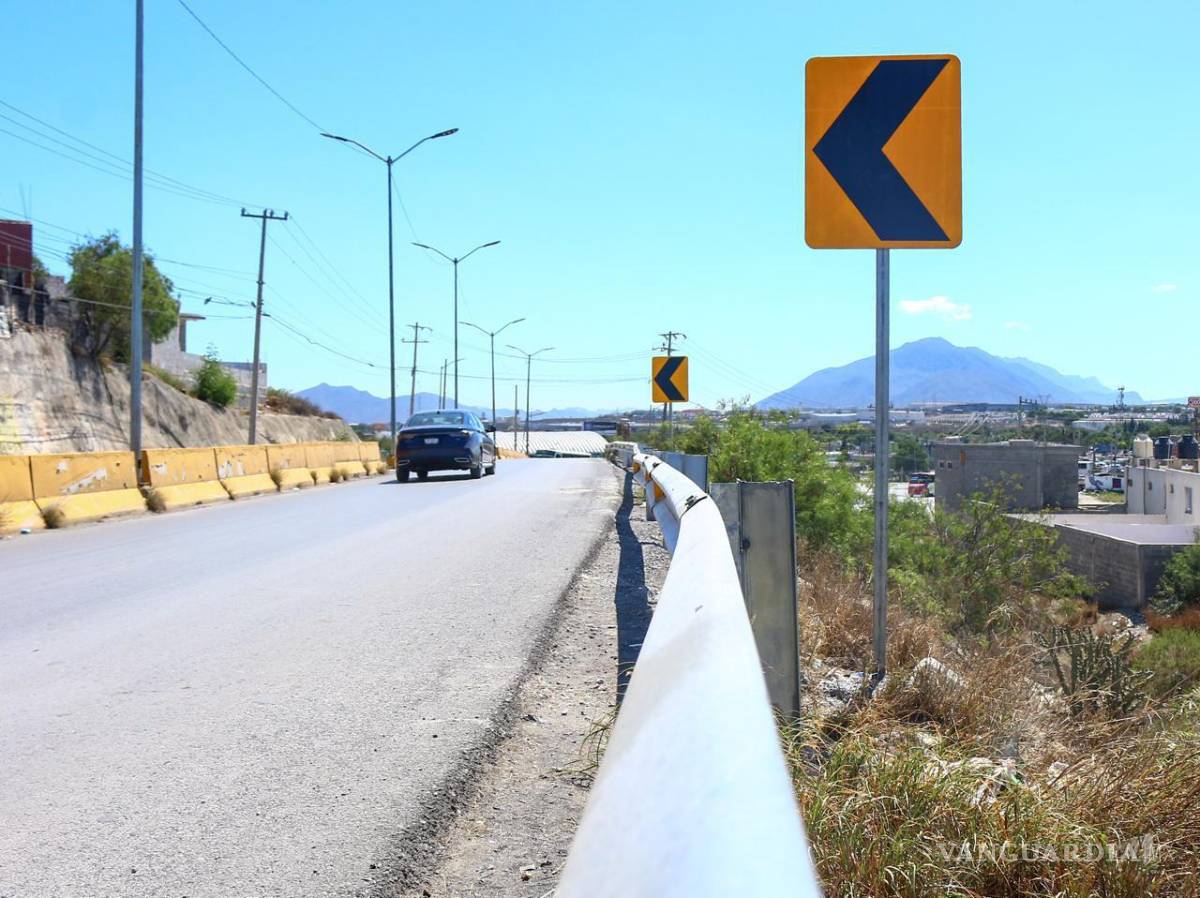 $!El Gobierno Municipal de Ramos Arizpe instaló defensas metálicas en curvas de alto riesgo sobre el bulevar Miguel Ramos Arizpe, como medida para prevenir accidentes.