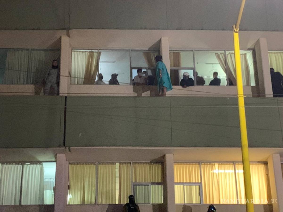 $!Mujer amenaza con aventarse de la Clínica 2 del IMSS, en Saltillo