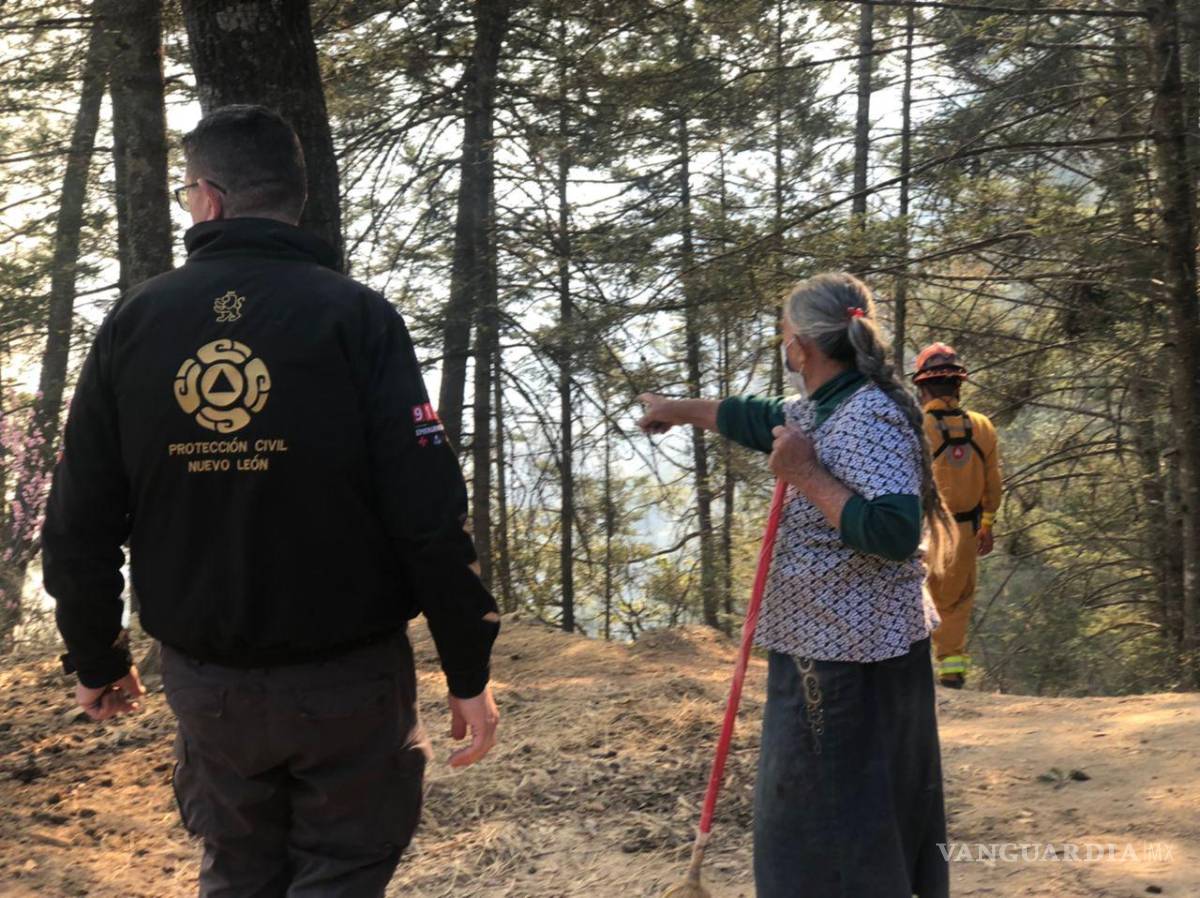 $!Habitantes en sierra de NL respiran cenizas, sin luz, agua y un incendio al acecho