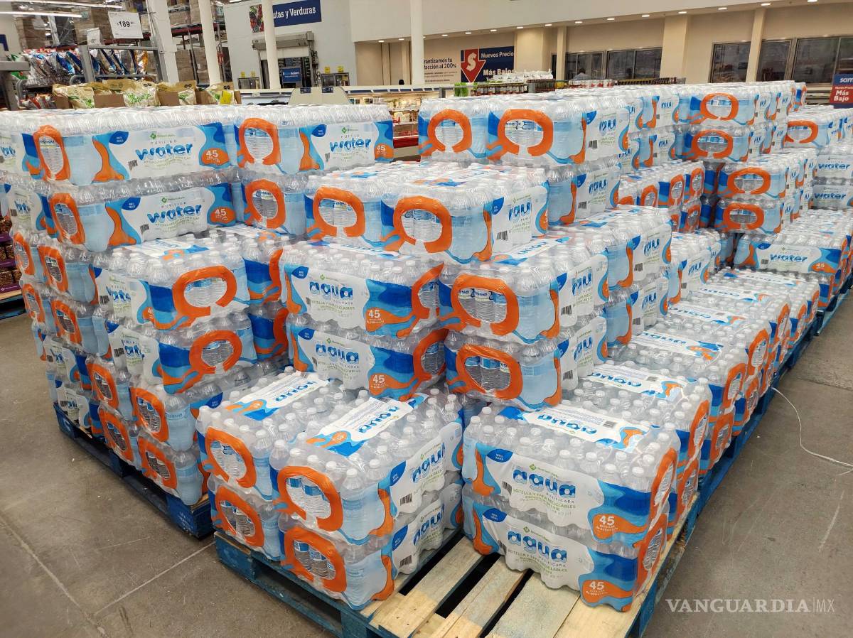 $!Hasta las tiendas que venden el producto por mayoreo presentaron incremento en compra de agua embotellada.