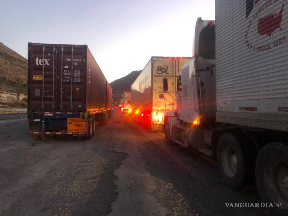 $!Choque y volcadura en Los Chorros paralizan circulación