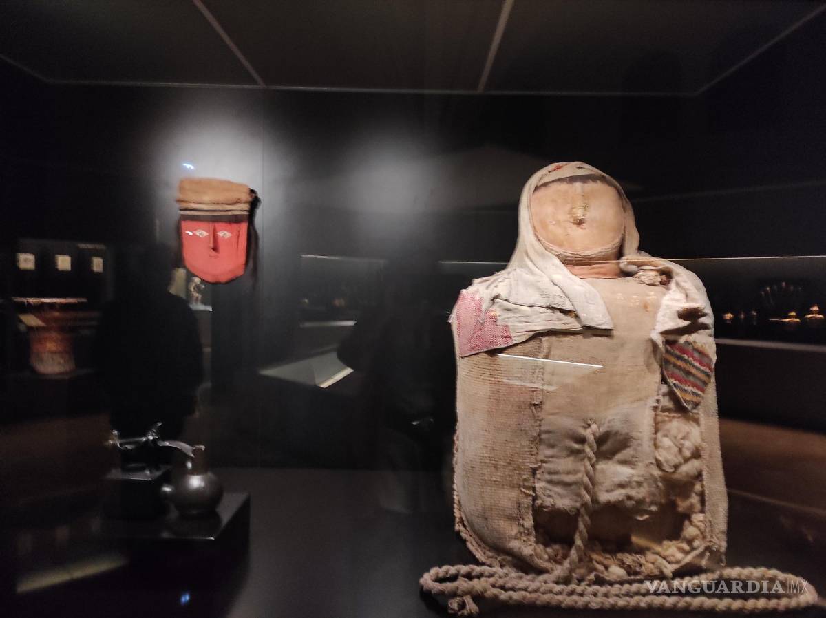 $!Los enterramientos estilo fardo en el antiguo mundo precolombino estaban provisto de ricos ajuares que acompañaban al muerto además de caretas de ricos colores para estar presentables. La larga cuerda a la altura del ombligo era para introducirlas bajo tierra. EFE/Museo de América de Madrid