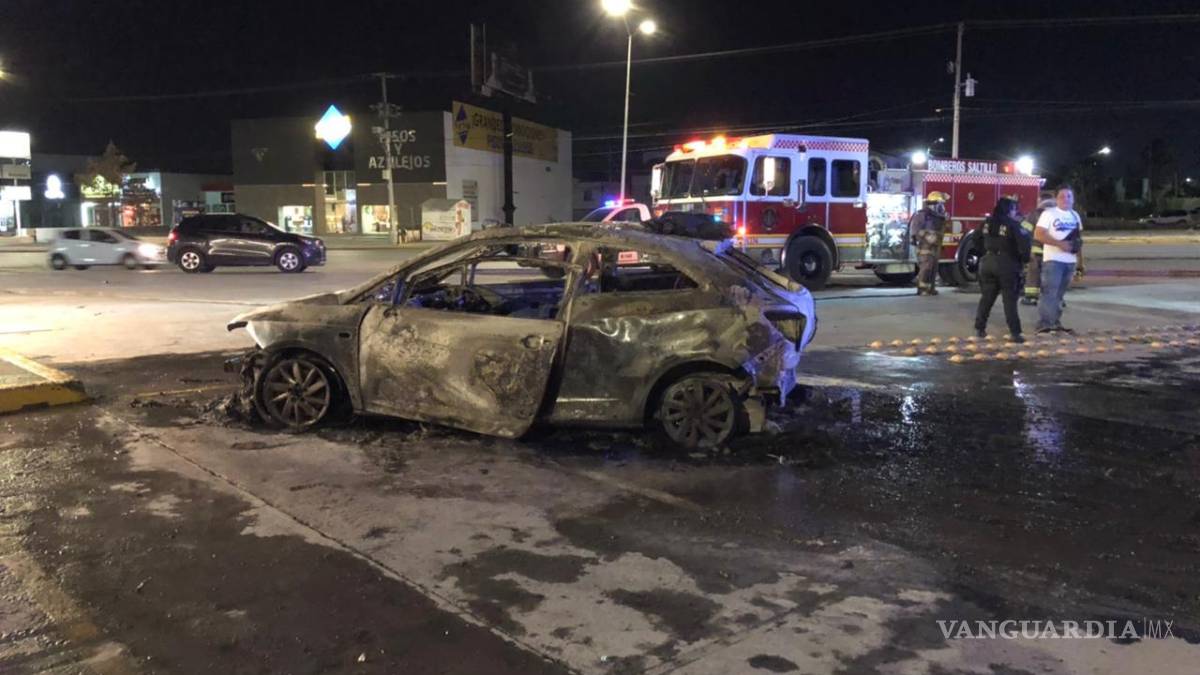 Coche nuevo no le dura ni un día: se le incendia, al norte de Saltillo