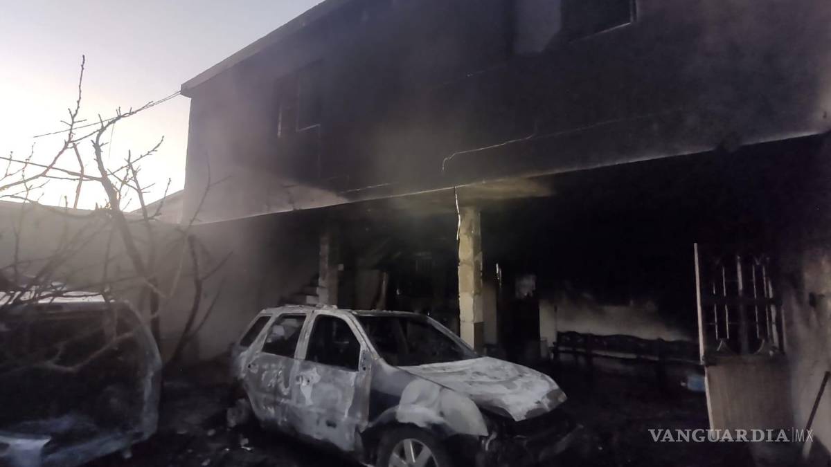 Explosión provoca incendio en domicilio de Saltillo; Bomberos rescatan dos perritos