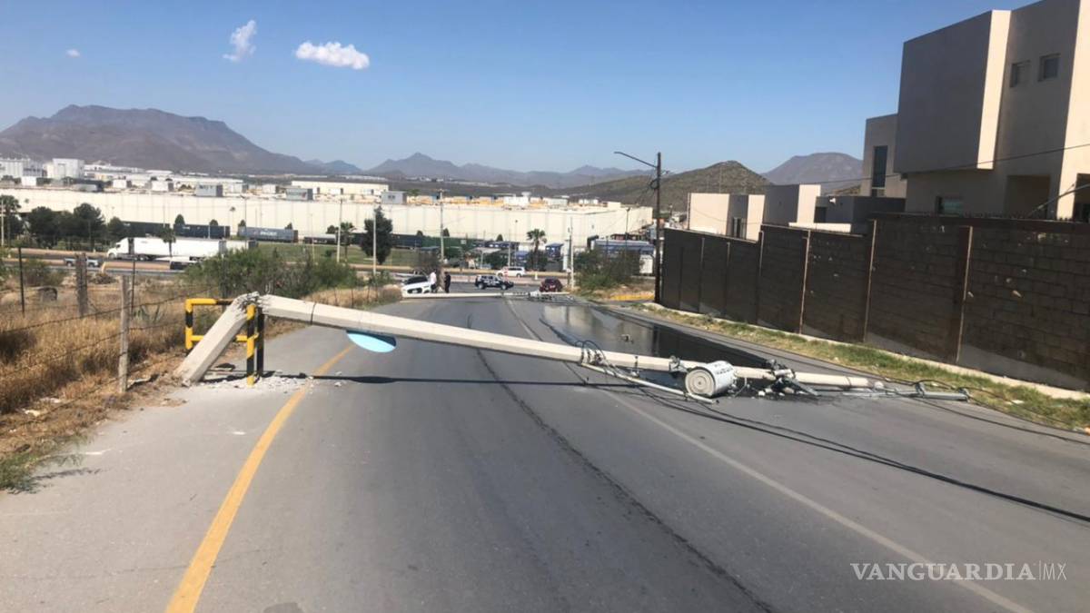 Choca conductora con tres postes de CFE en Saltillo; colonias se quedan sin luz