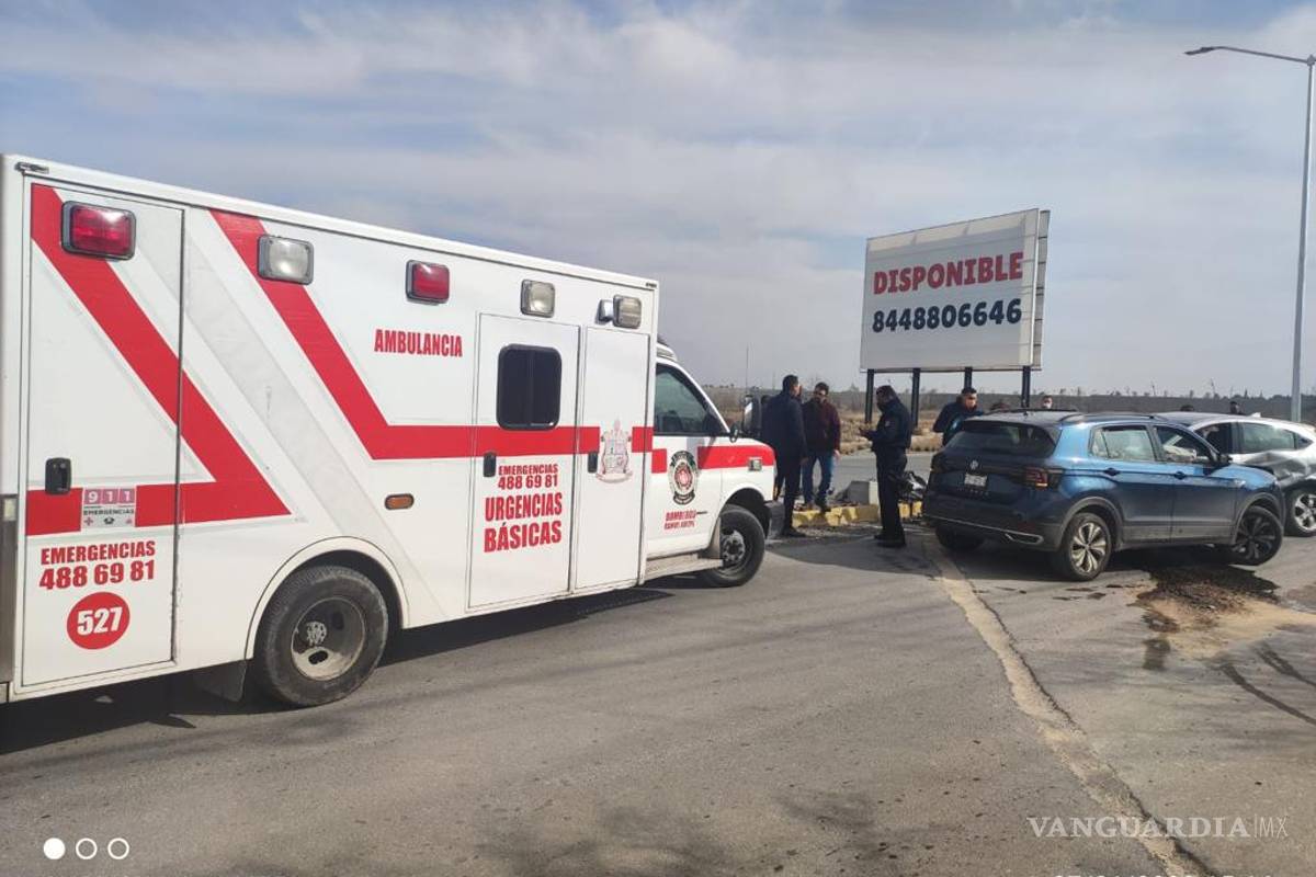 Doble accidente deja sin luz a viviendas; auto choca luminaria