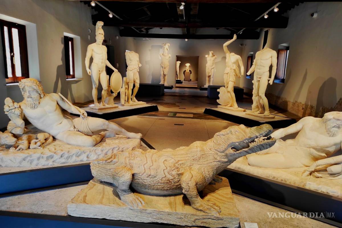 $!El emperador Adriano fue un enamorado de la escultura antigua, griega y egipcia... y plagó de ellas su villa. Aquí algunas de esas replicas romanas que mandó reproducir para el Canopus de Villa Adriana Tívoli. Foto: Amalia González/EFE