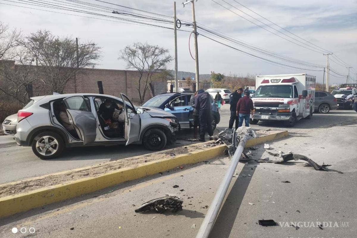 Doble accidente deja sin luz a viviendas; auto choca luminaria