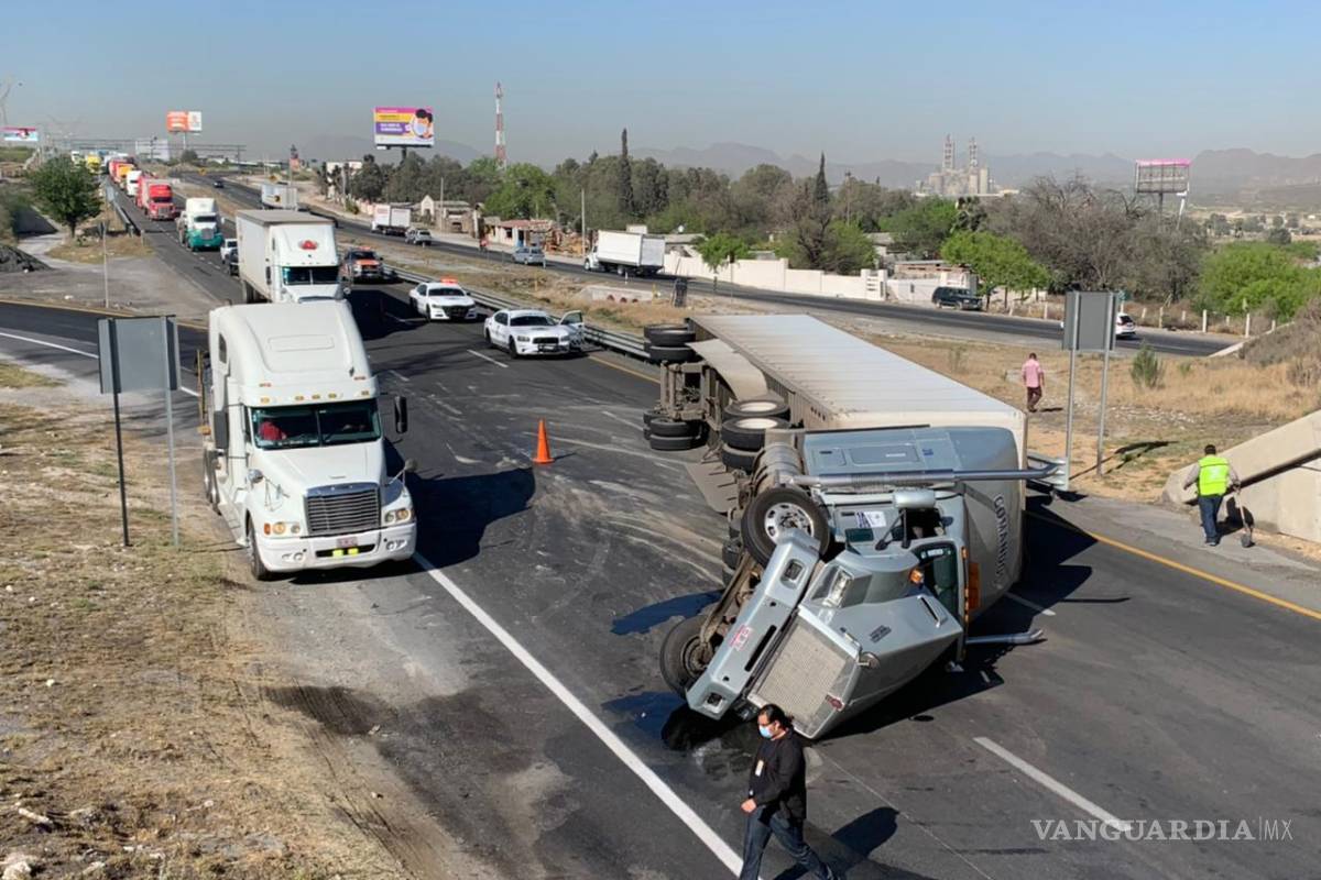 Vuelca tráiler; causa caos en la Sal-Mty