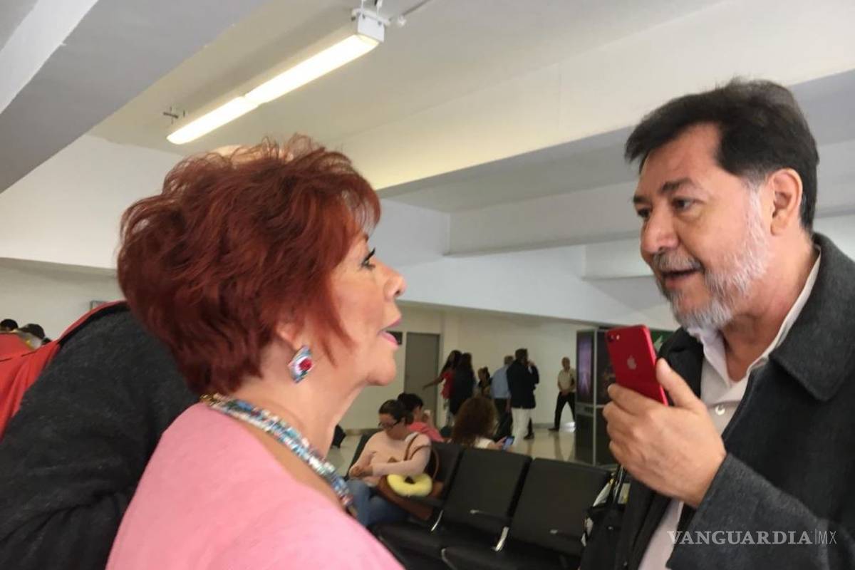Noroña discute con una mujer en aeropuerto por llamarlo 'pejezombie' (video)