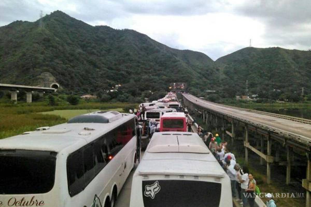 $!Miles se aproximan a Caracas para unirse a la marcha contra el régimen de Maduro, pese a bloqueos de autoridades