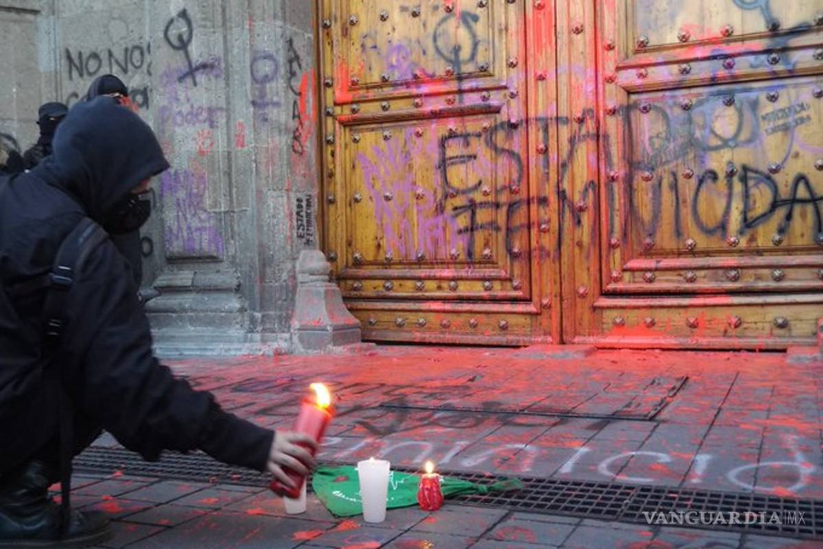 $!'Andrés Manuel el silencio es criminal', encapuchadas vandalizan Palacio Nacional por feminicidos