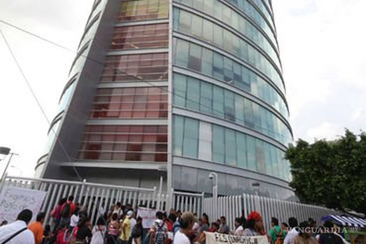 $!CNTE bloquea oficinas de gobierno en Chiapas