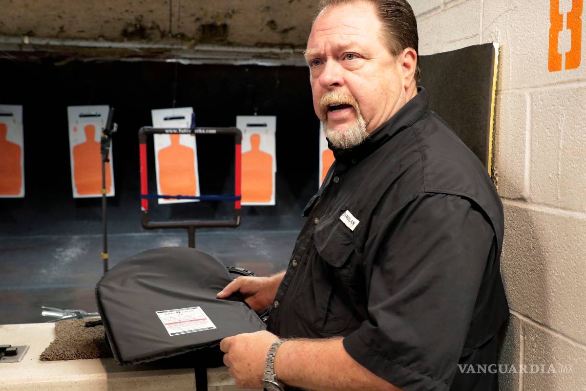 Tiroteos en Texas y Ohio impulsan la venta de mochilas blindadas