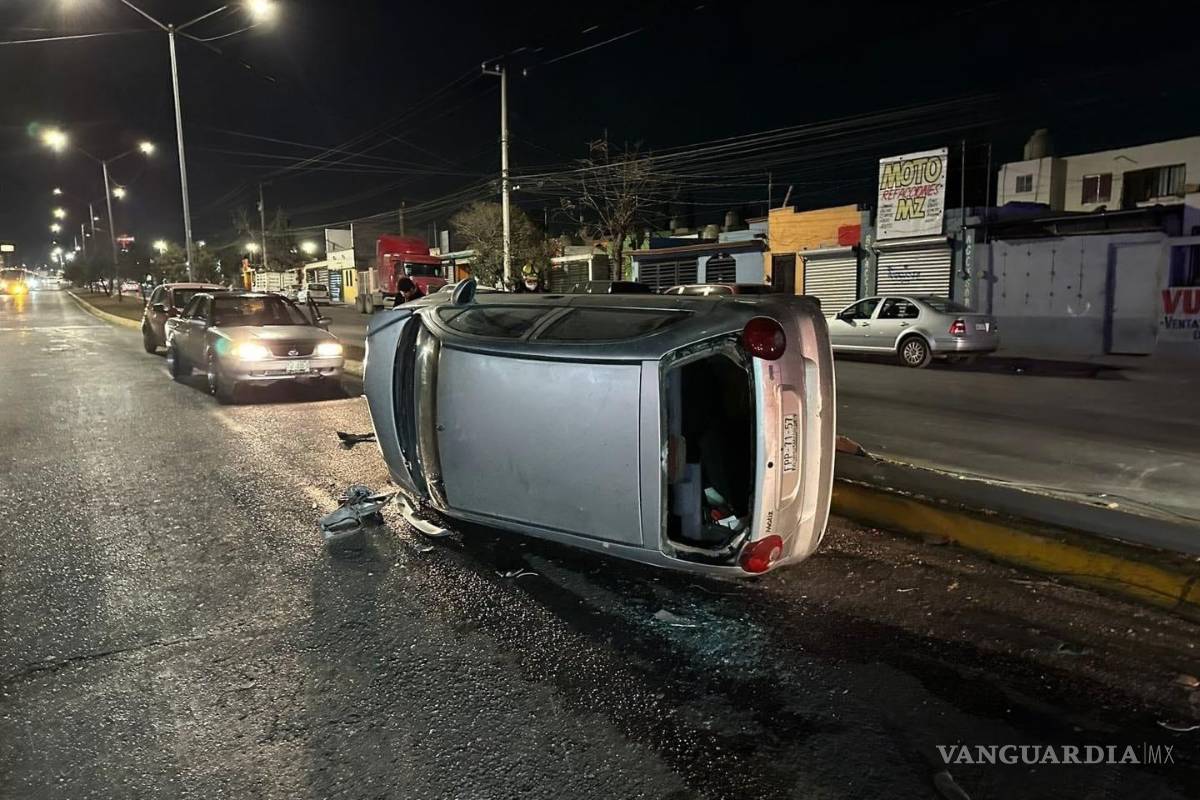 Vuelca automóvil y derriba luminaria en Mirasierra, Saltillo