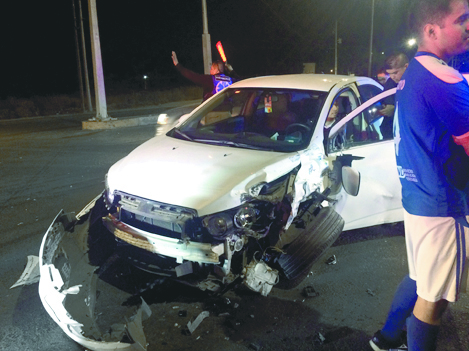 $!Groms salen lesionados tras chocar contra otro vehículo