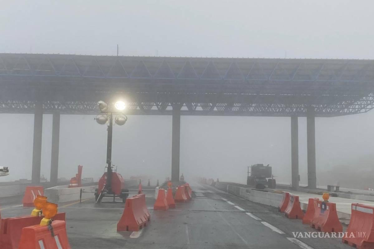 Tráfico lento por bancos de neblina en autopista de Saltillo-Monterrey