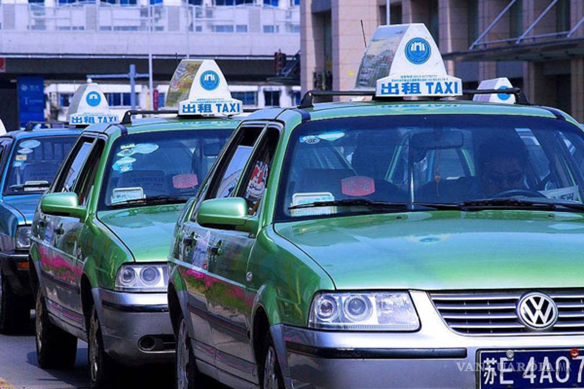 Taxista regresa dinero a cliente que le pagó 100 veces más