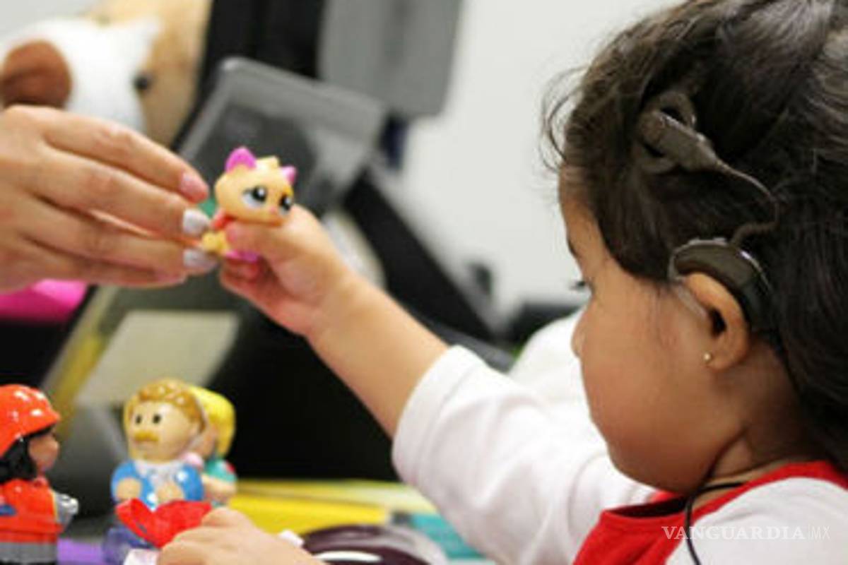 Realizan implante coclear a niña de dos años en Edomex