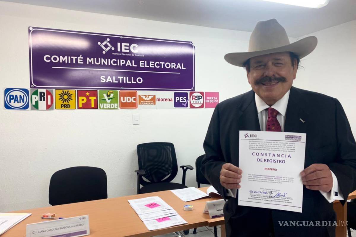 Armando Guadiana recibe constancia como candidato a la alcaldía de Saltillo